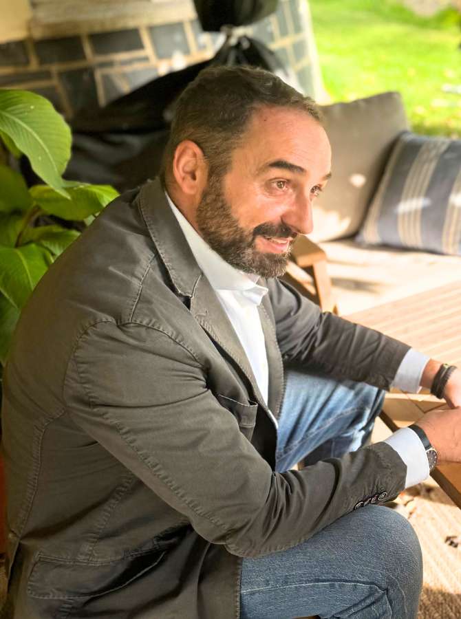 Consultor César Hernández