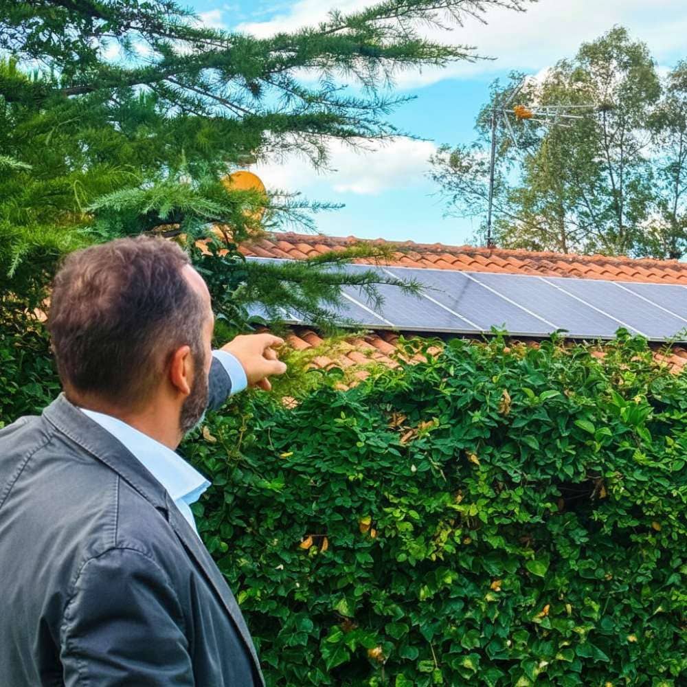 Placas solares en tejado de una casa